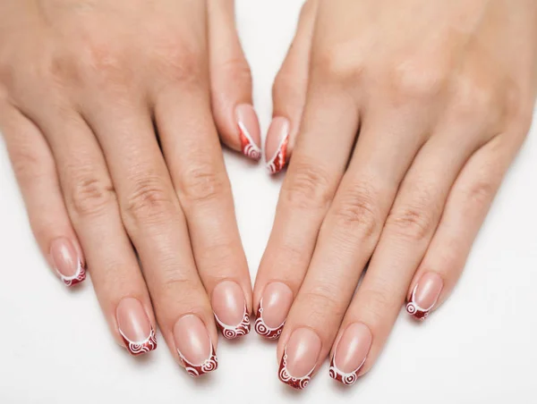 Foto di una bella mano femminile con unghie rosse su sfondo bianco — Foto Stock
