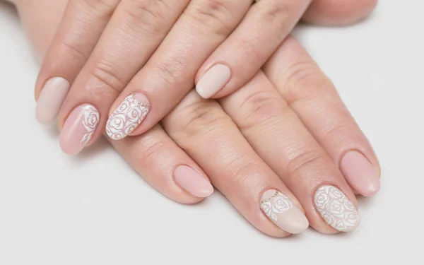 Manicura y patrón abstracto blanco en uñas de mujer — Foto de Stock