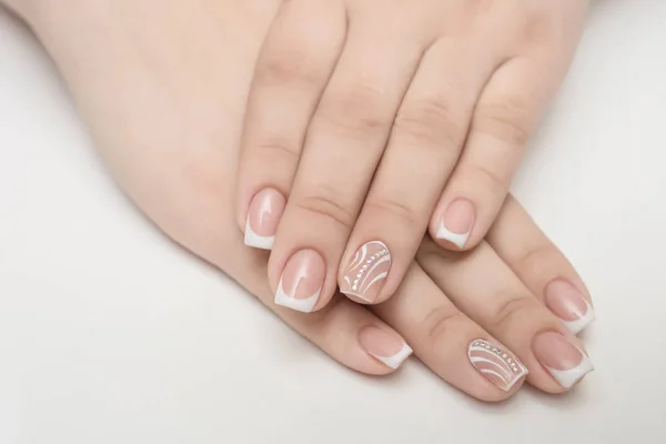 Paznokcie manicure francuski, ramiona, tło, piękno ciała — Zdjęcie stockowe