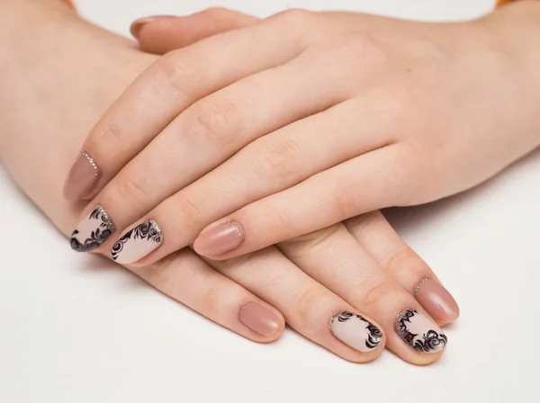 Mani con corpo smalto manicure marrone — Foto Stock