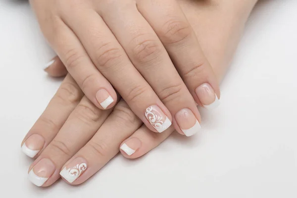 Manicure en wit abstract patroon op womens nagels — Stockfoto