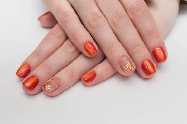 Frauenhände mit manikürten roten Nägeln in Nahaufnahme. Haut- und Nagelpflege. — Stockfoto