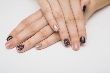 Havyar manikür sarı siyah çivi ile sarı bir arka plan üzerinde siyah ve altın rhinestones içinde.