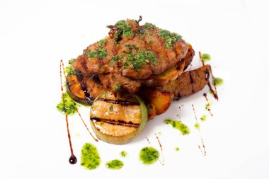 ızgara dana biftek ve patates beyaz arka plan üzerinde üstten görünüm izole