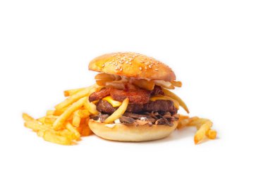 Hamburger ve patates kızartması beyaz arka plan üzerinde sahte kavramı. Metin ve logo için alan kopyalayın. Beyaz arka plan üzerinde dahil yol clipping.