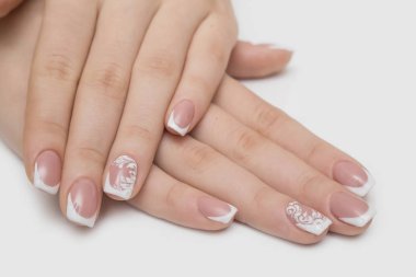 Kadın elleriyle manikür temiz. Uygulanan jel Lehçe.