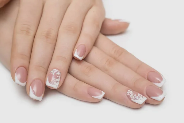 Mani delle donne con manicure pulita. Smalto gel applicato . — Foto Stock
