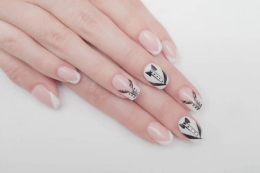 Kalpleri ve beyaz bir arka plan üzerinde beyaz ve kırmızı oje pembe top şeklinde rhinestones ile manikür.