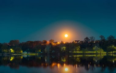 Göl gece göl üzerinde yükselen moon rive