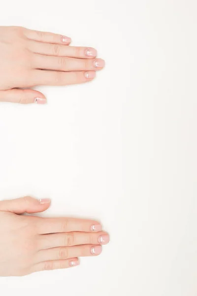 Péče o smyslnost žena nehty francouzské ruce — Stock fotografie