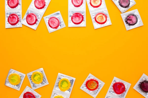 Sarı arkaplanda izole edilmiş renk prezervatifi — Stok fotoğraf