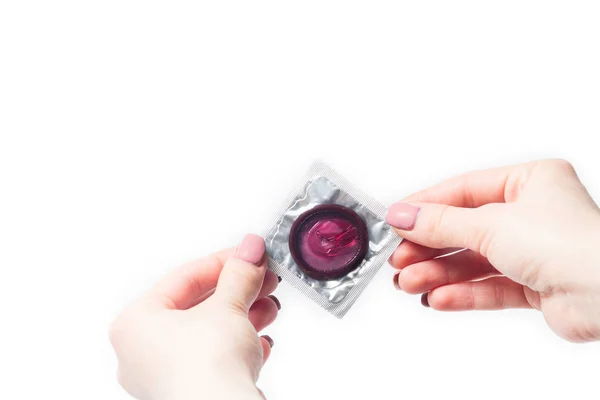 Beyaz arka planda izole edilmiş kadın elinde renk prezervatifi — Stok fotoğraf