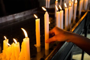 Kilisede bir mum ışığı el