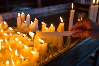 Kilisede bir mum ışığı el