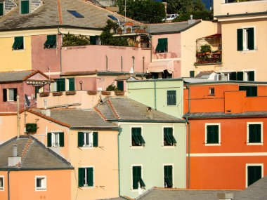 Cenova, İtalya, 22 Ekim 2019 - Genoa Boccadasse, İtalya 'da tipik renkli evler.