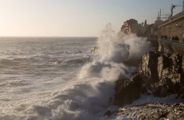 Genoa Nervi 'de dalgalı deniz, ligurian kıyıları, İtalya