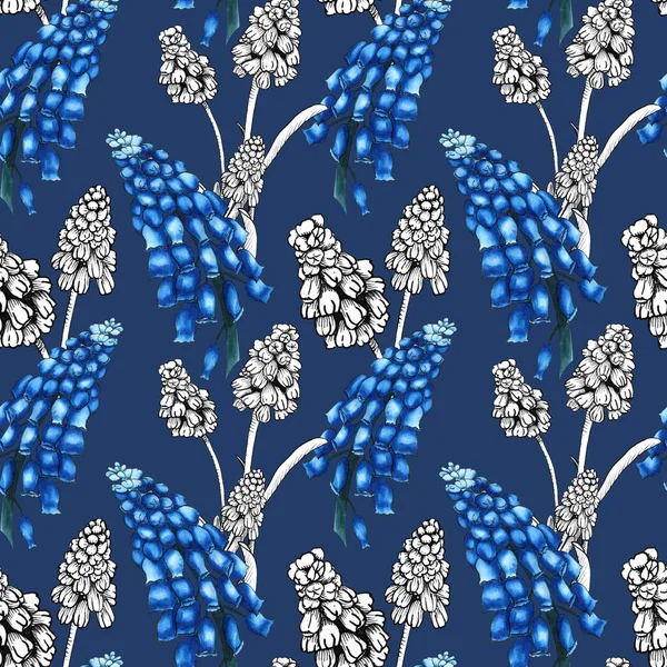 Gerçek boyalı suluboya ve mürekkepli Muscari çiçekleriyle kusursuz bir desen. Modern tasarım, baskı tekstil, kumaş, ambalaj kağıdı için mavi arkaplan üzerine el çizimi — Stok fotoğraf