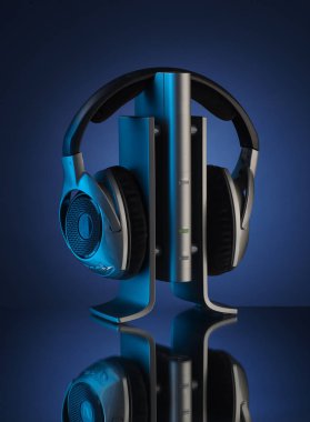 Koyu mavi zemin üzerine gümüş modern kulaklık