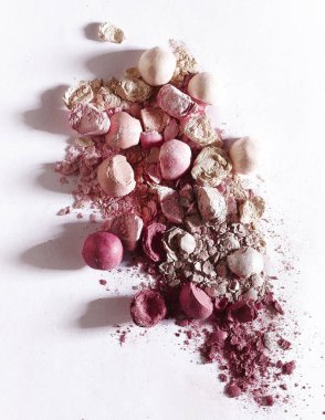 Beyaz arka plan üzerinde üstten görünüm kozmetik rouge top yakın çekim. 