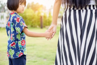 Annenin ve bir çocuğun elleri. 