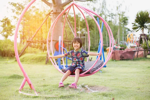 Bonita Menina Sorridente Bonita Playground — Fotografia de Stock