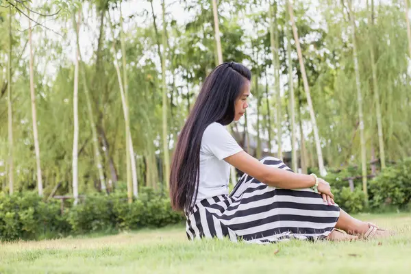 Jovencita Triste Sentada Sola Una Hierba Aire Libre Tristeza Soledad — Foto de Stock