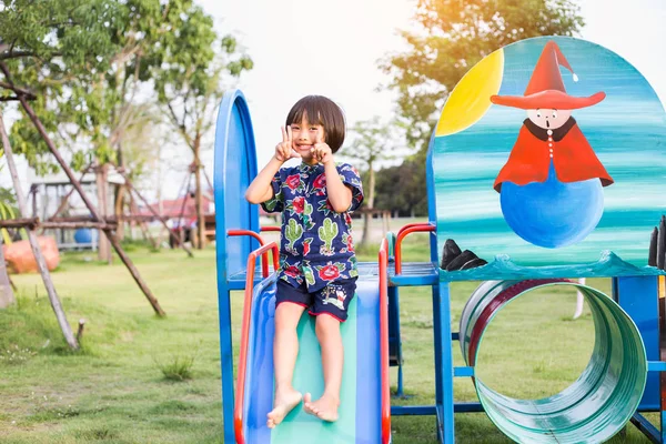 Linda Menina Bonito Sorridente Playground — Fotografia de Stock