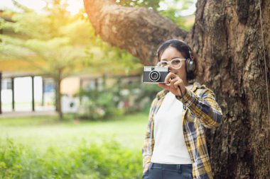 Özenli genç bir kadının portresi dinlenme zamanı boyunca şişeden içme suyu içmekten mutluluk duyar..
