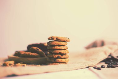 ahşap arka plan üzerinde siyah kahve fincanı