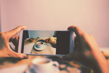 ahşap arka plan üzerinde siyah kahve fincanı