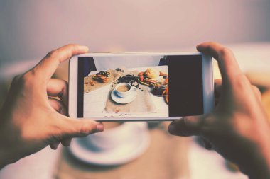 ahşap arka plan üzerinde siyah kahve fincanı