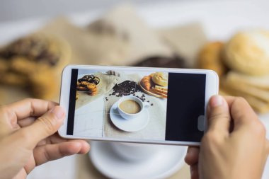 ahşap arka plan üzerinde siyah kahve fincanı