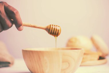 ahşap arka plan üzerinde siyah kahve fincanı