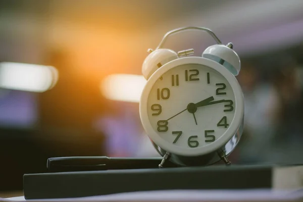Horloge Rétro Temps Heures Avec Carnet Mémo Sur Table Bois — Photo