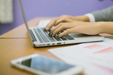 Dizüstü bilgisayarın dokunmatik pedinde el kontrolü.