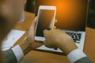 portre efektleri ile smartphone kullanarak el