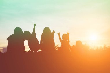 mutlu bir çocuk silüeti ve mutlu zaman günbatımı