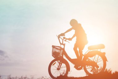 mutlu bir çocuk silüeti ve mutlu zaman günbatımı