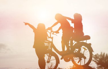 mutlu bir çocuk silüeti ve mutlu zaman günbatımı