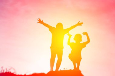 mutlu bir çocuk silüeti ve mutlu zaman günbatımı