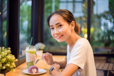 Bir kafede çikolata kek yeme kadın closeup