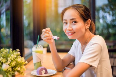 Bir kafede çikolata kek yeme kadın closeup