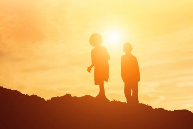 Çocuk siluet, çocuğun sevinç anlar. Doğa günbatımı