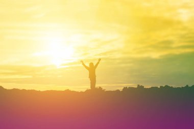 Çocuk siluet, çocuğun sevinç anlar. Doğa günbatımı