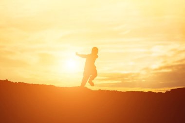 Çocuk siluet, çocuğun sevinç anlar. Doğa günbatımı