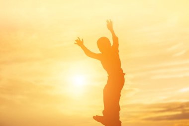 Çocuk siluet, çocuğun sevinç anlar. Doğa günbatımı