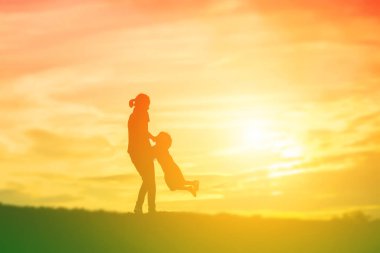 Çocuk siluet, çocuğun sevinç anlar. Doğa günbatımı