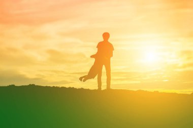 Çocuk siluet, çocuğun sevinç anlar. Doğa günbatımı