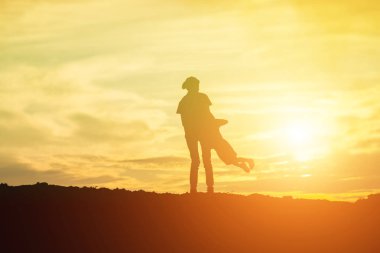 Çocuk siluet, çocuğun sevinç anlar. Doğa günbatımı