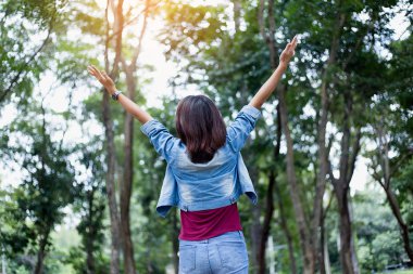 Genç kadın onun başarı, hayatta başarı kavramı için kaldırsın.